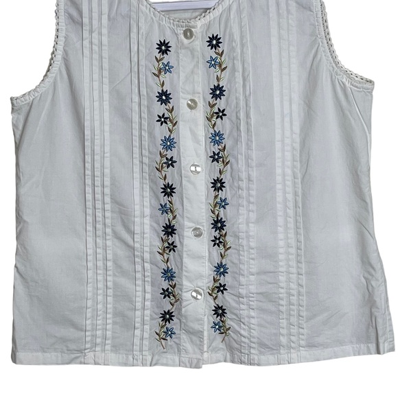 New Direction Floral Embroidered White Top Crochet Sleeveless Button Up Size M - Picture 4 of 10